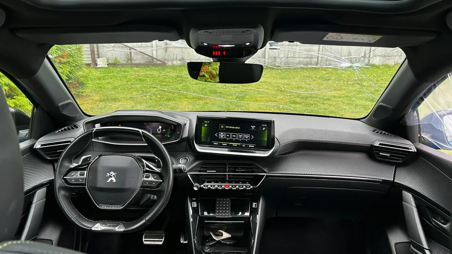 PEUGEOT 208 -