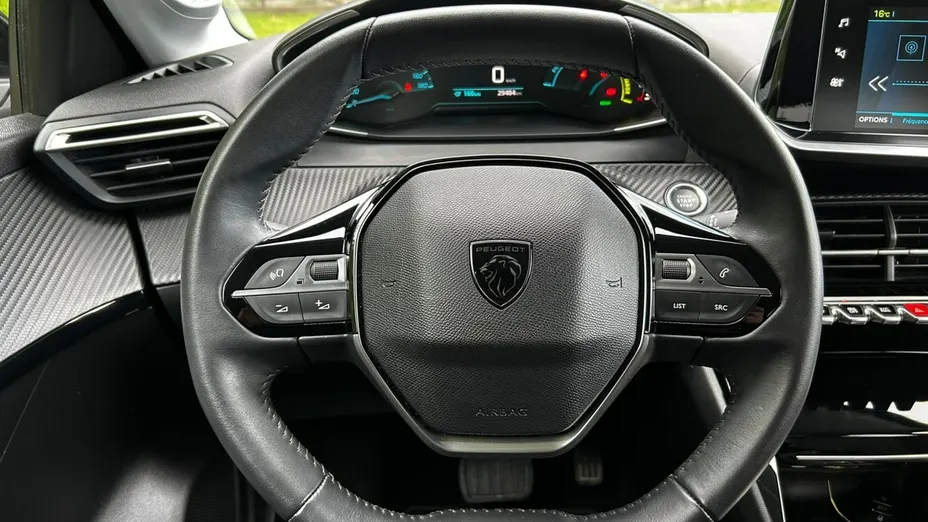 PEUGEOT 208 -