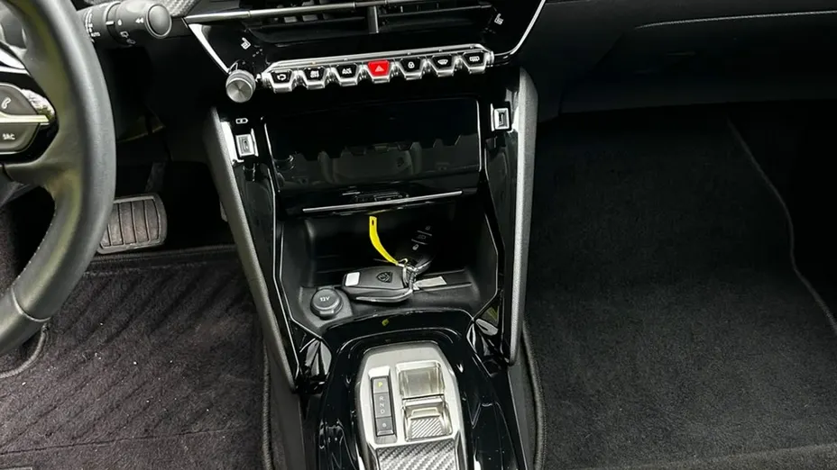 PEUGEOT 208 -
