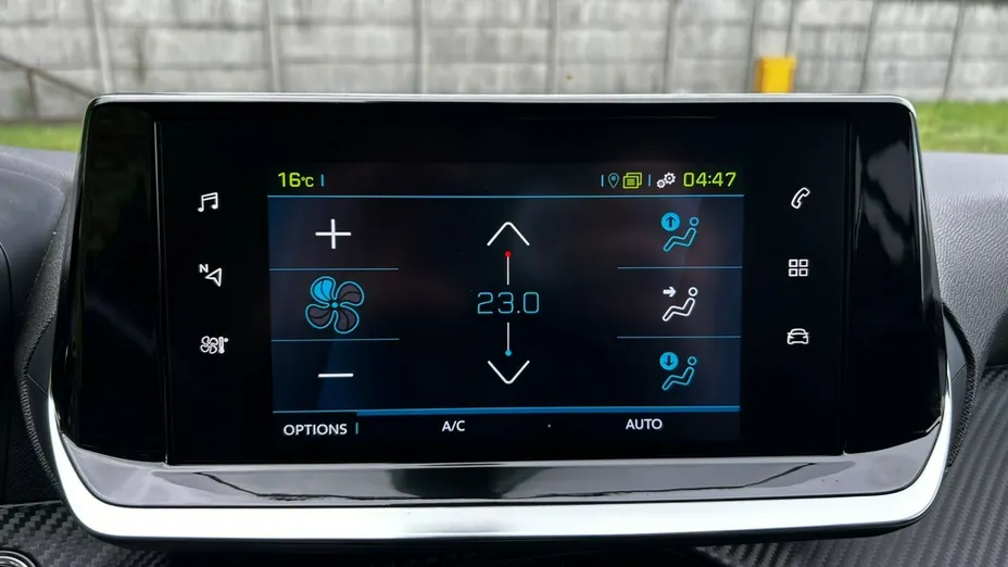 PEUGEOT 208 -