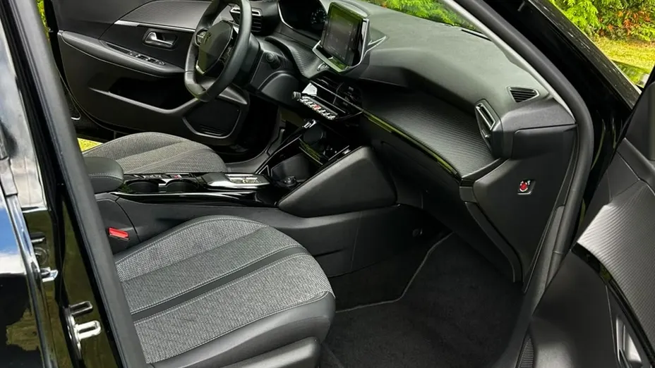 PEUGEOT 208 -