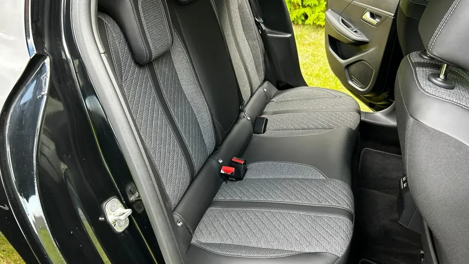PEUGEOT 208 -