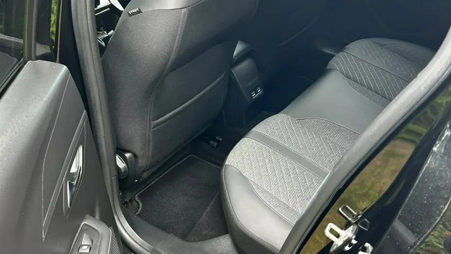 PEUGEOT 208 -
