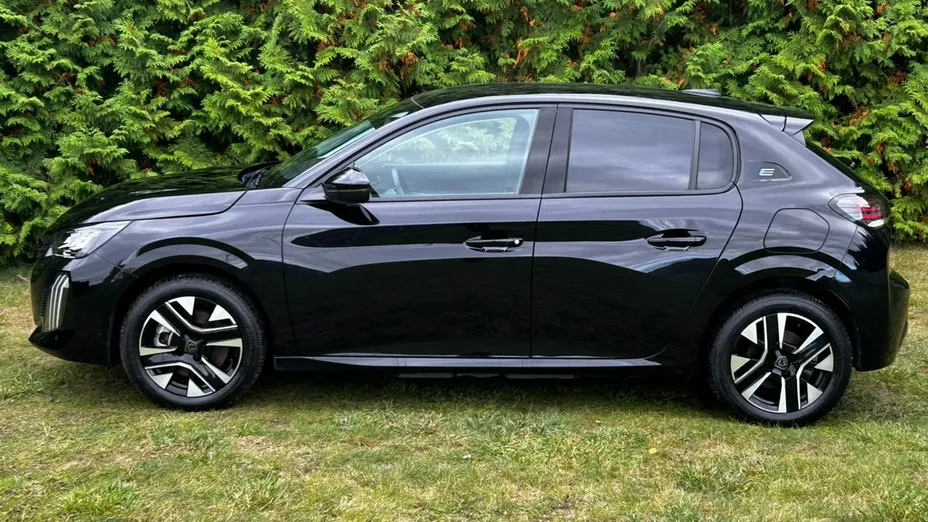 PEUGEOT 208 -