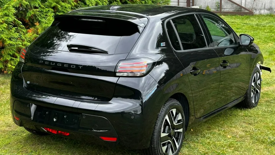 PEUGEOT 208 -