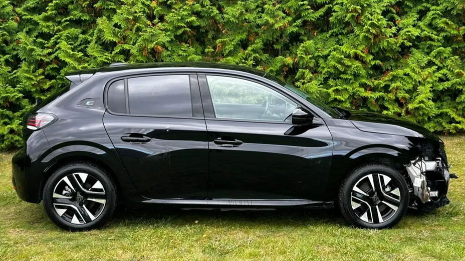 PEUGEOT 208 -