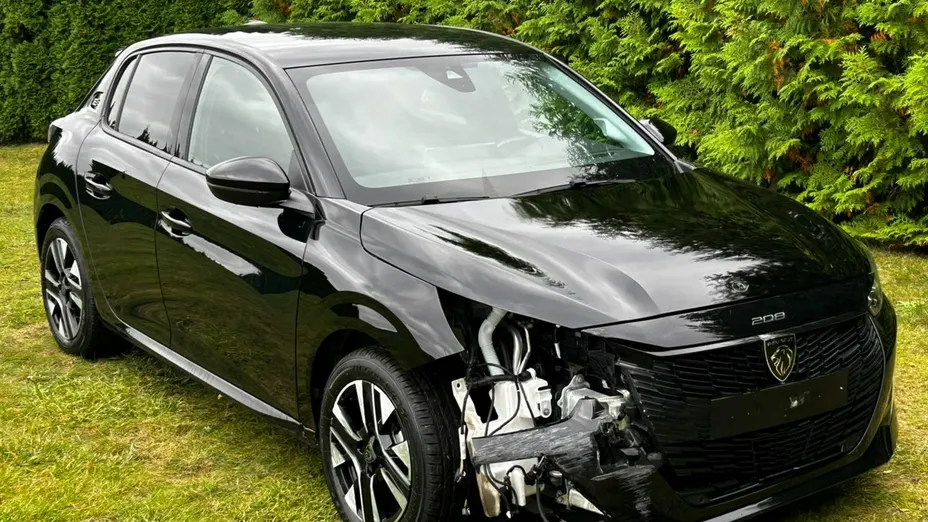 PEUGEOT 208 -