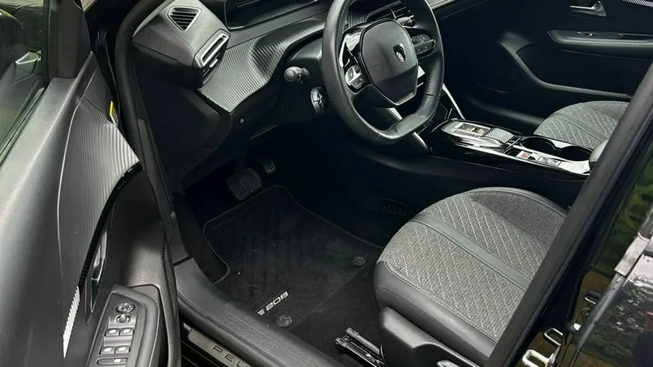 PEUGEOT 208 -