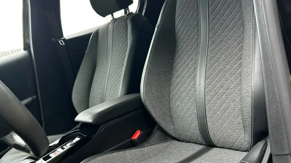 PEUGEOT 208 -