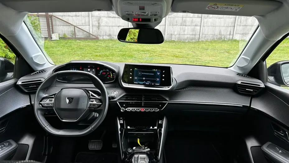 PEUGEOT 208 -