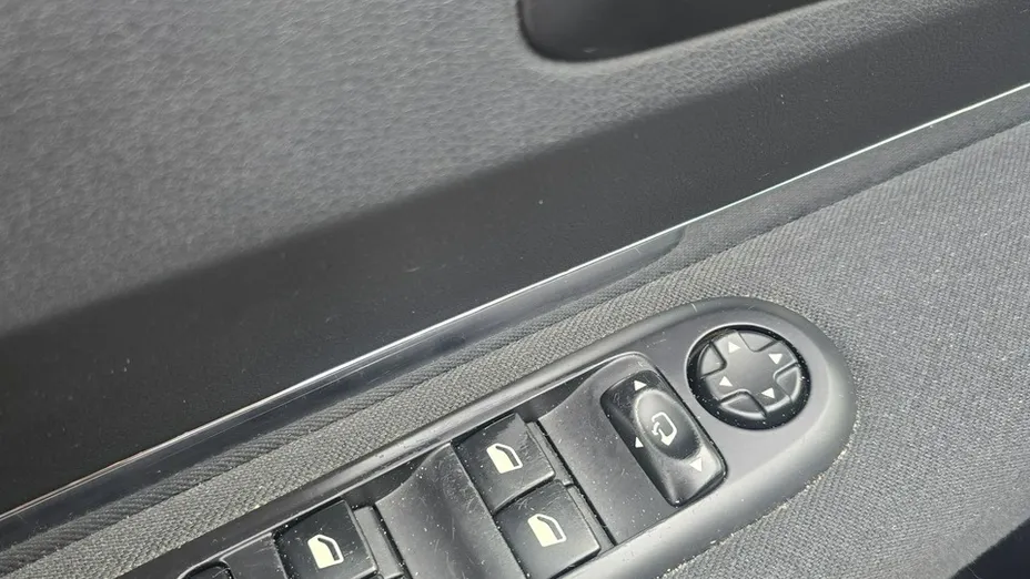 PEUGEOT 5008 -