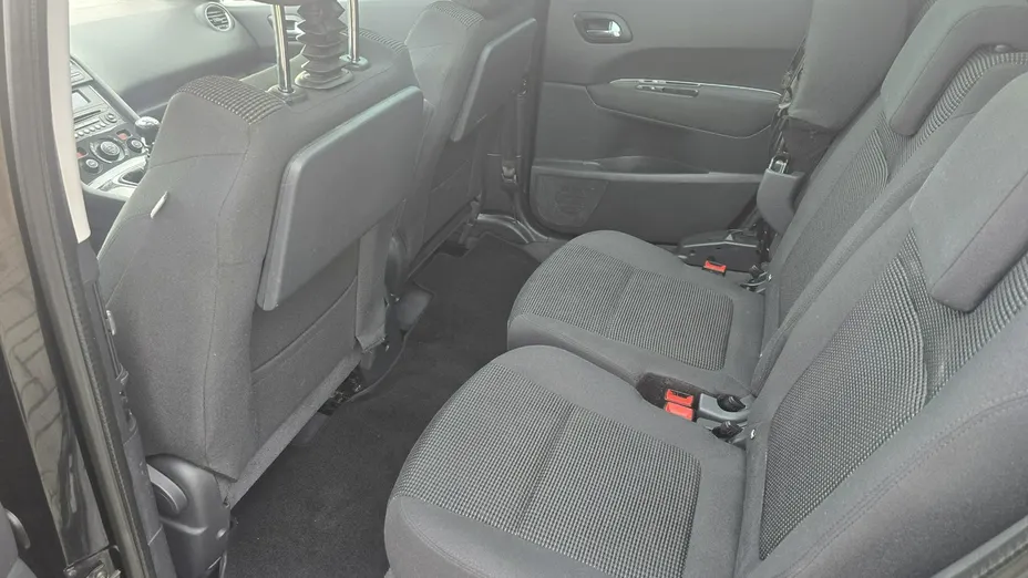 PEUGEOT 5008 -