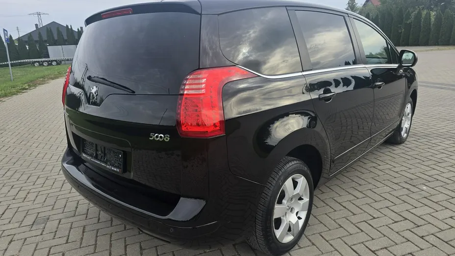 PEUGEOT 5008 -