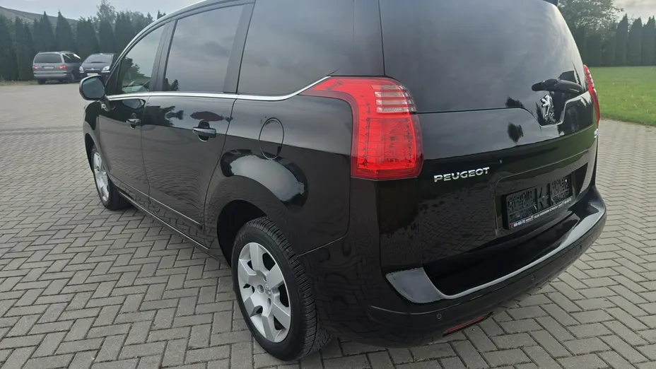 PEUGEOT 5008 -