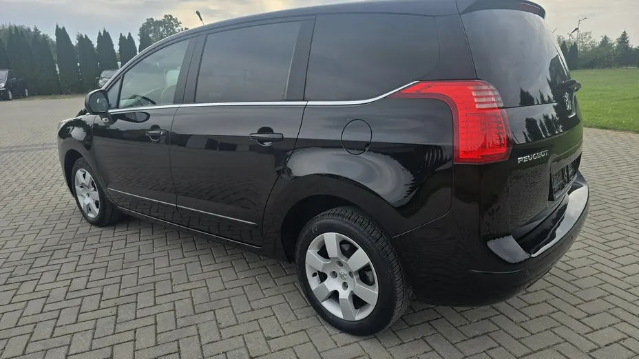 PEUGEOT 5008 -