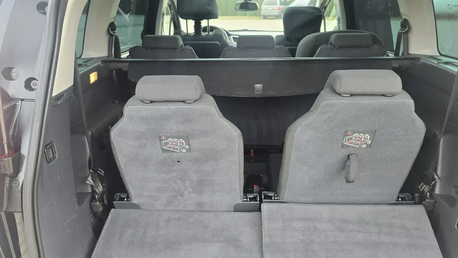 PEUGEOT 5008 -