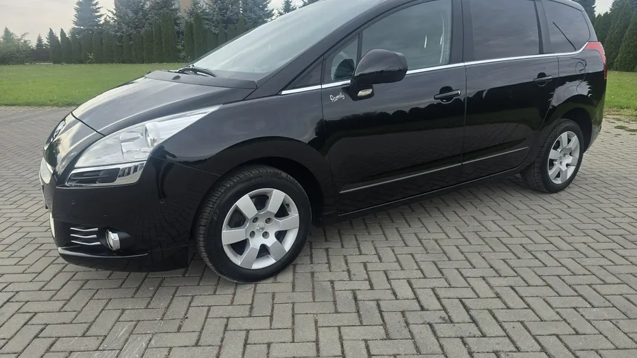 PEUGEOT 5008 -