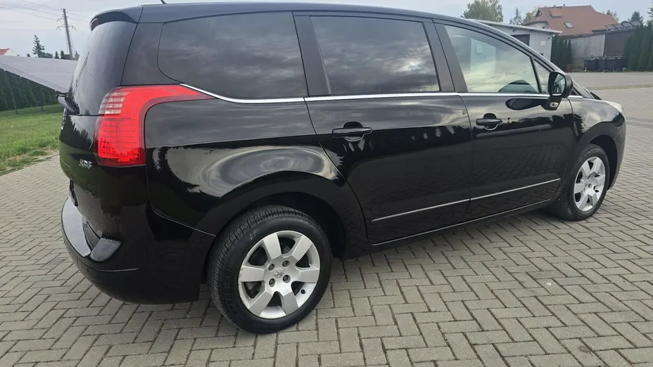 PEUGEOT 5008 -