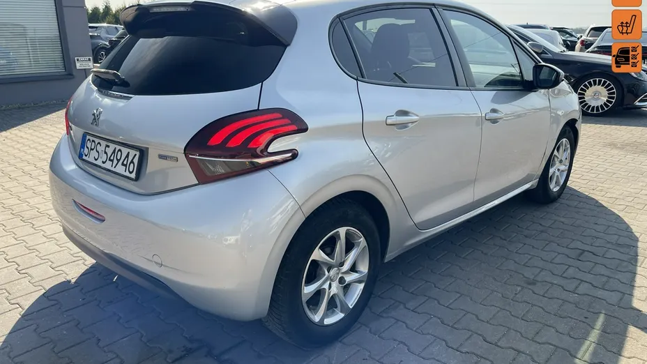 PEUGEOT 208 -