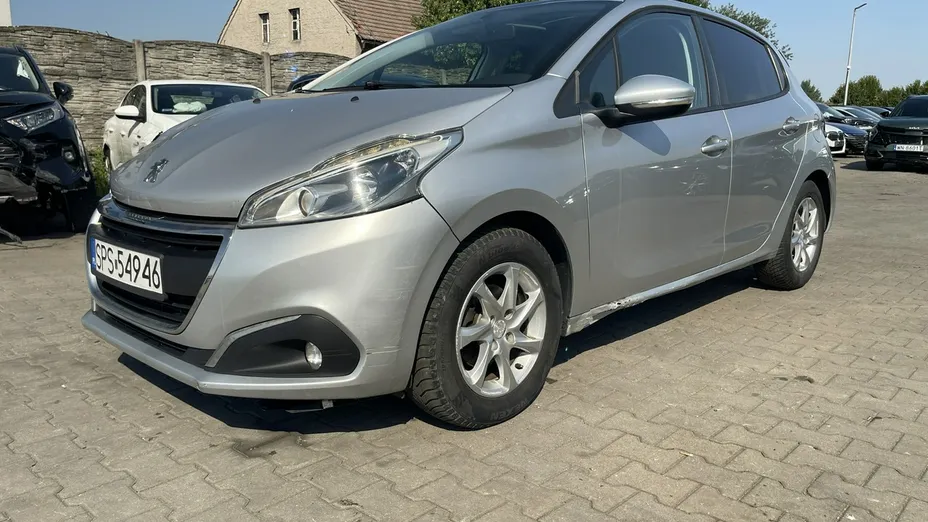 PEUGEOT 208 -