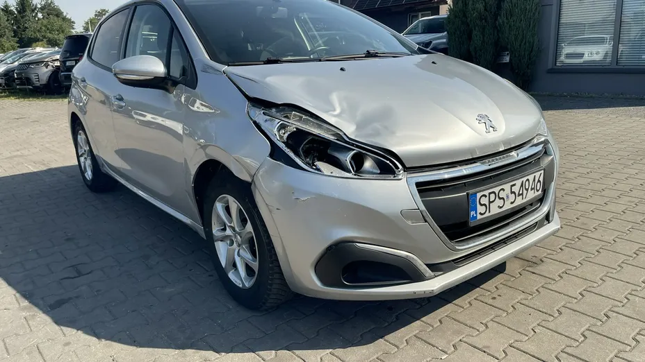 PEUGEOT 208 -