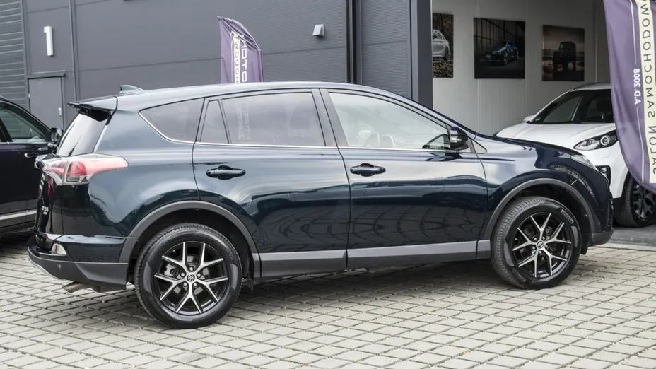 TOYOTA RAV4 -