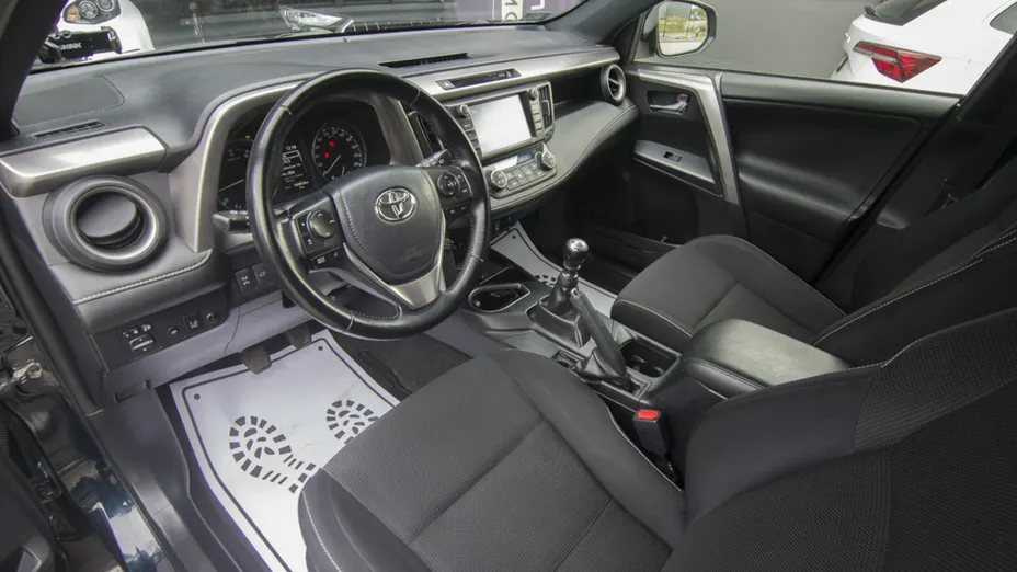 TOYOTA RAV4 -
