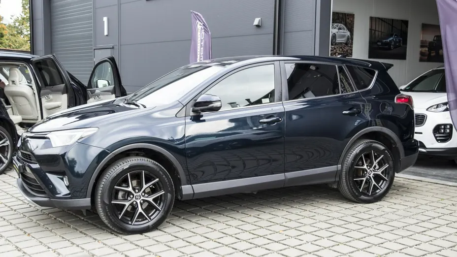 TOYOTA RAV4 -