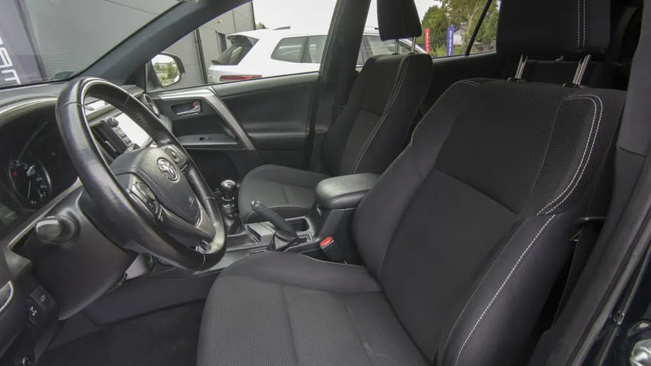 TOYOTA RAV4 -