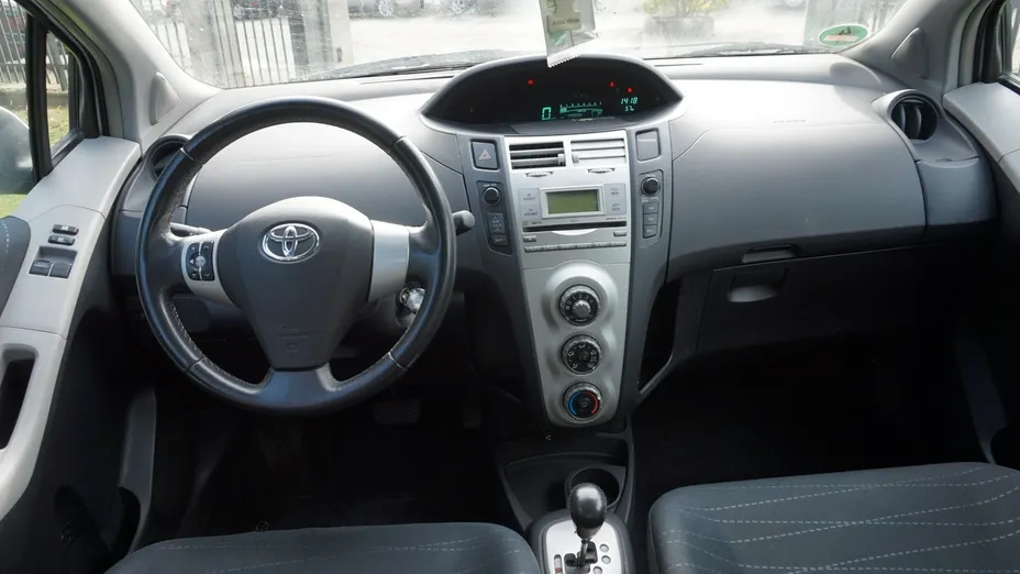 TOYOTA Yaris -