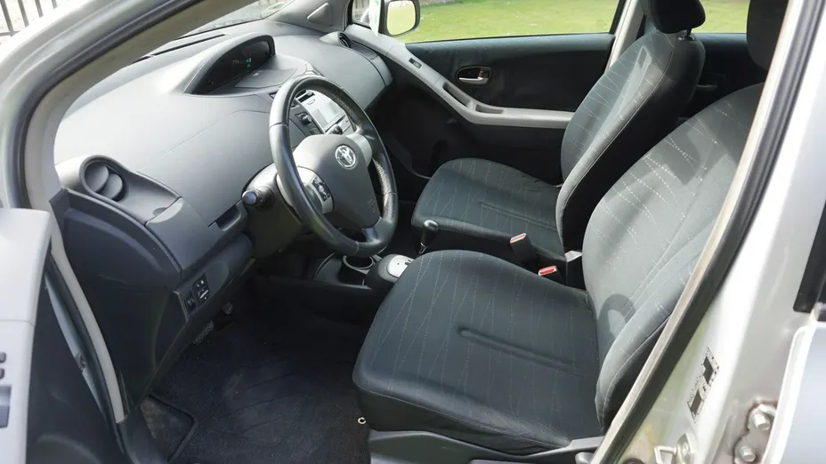 TOYOTA Yaris -