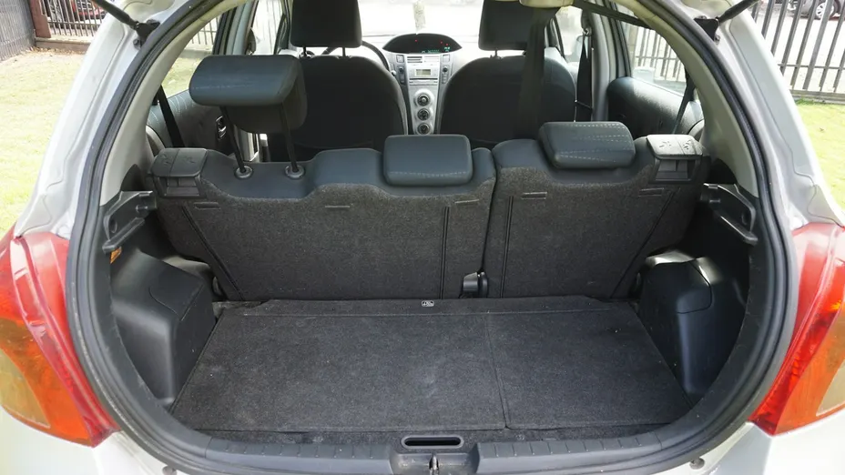 TOYOTA Yaris -