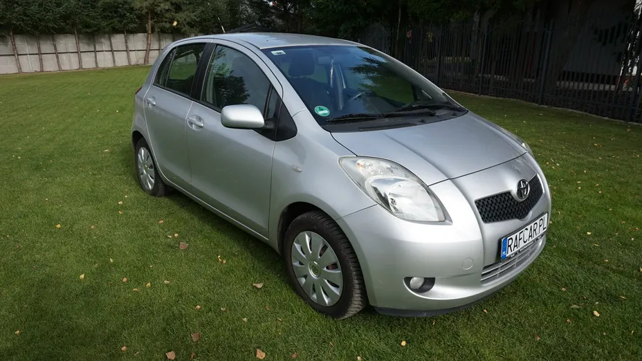 TOYOTA Yaris -