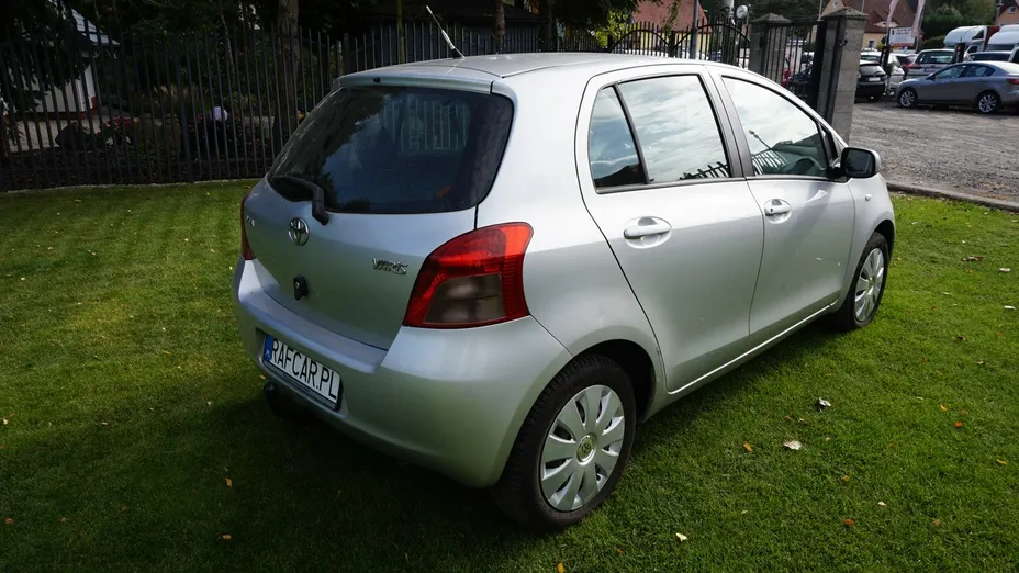 TOYOTA Yaris -