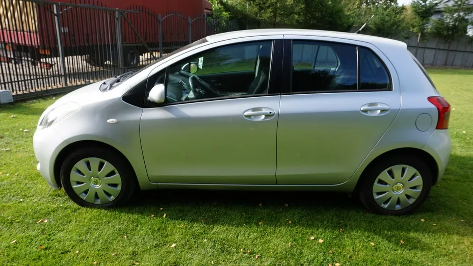 TOYOTA Yaris -
