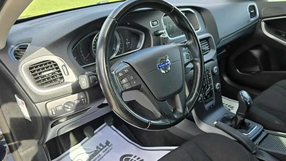 VOLVO V40 -