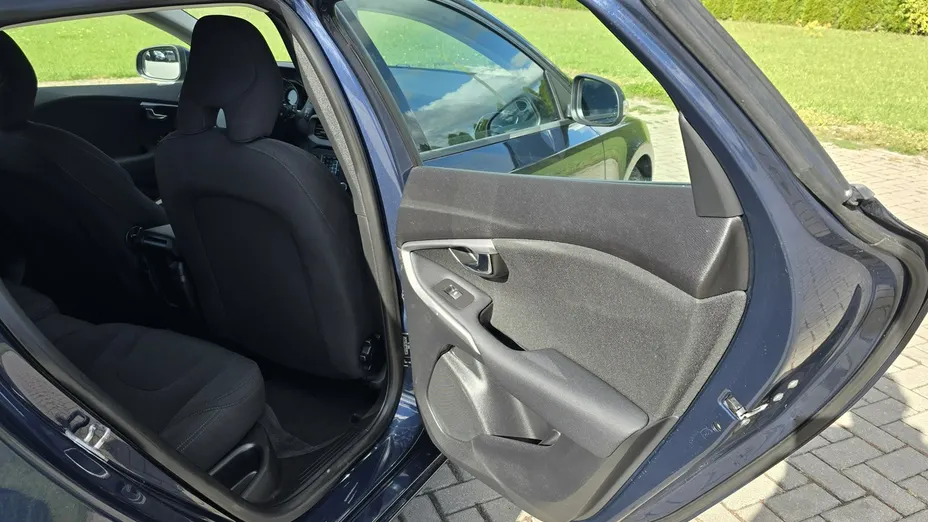 VOLVO V40 -