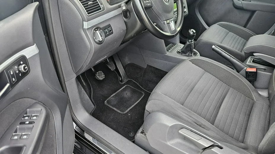 VOLKSWAGEN Touran -
