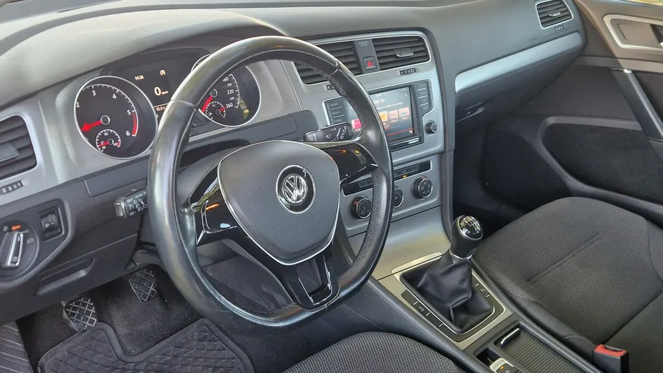 VOLKSWAGEN Golf -