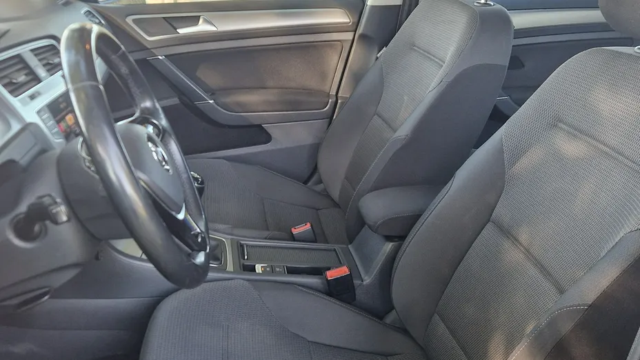VOLKSWAGEN Golf -
