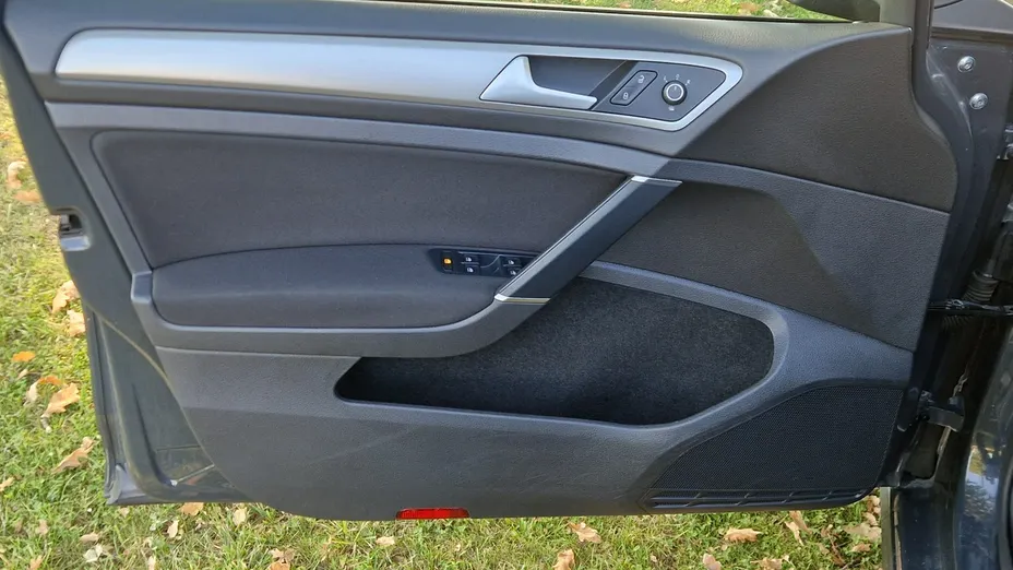 VOLKSWAGEN Golf -