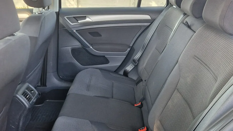 VOLKSWAGEN Golf -