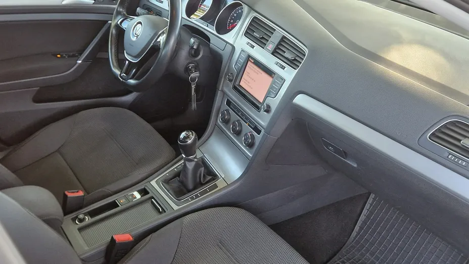 VOLKSWAGEN Golf -