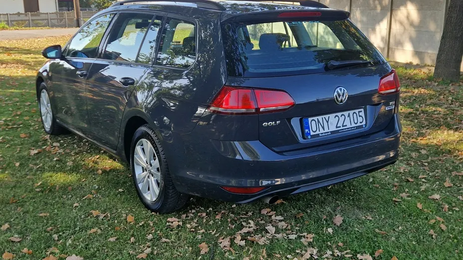 VOLKSWAGEN Golf -