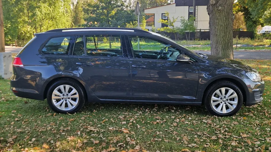 VOLKSWAGEN Golf -