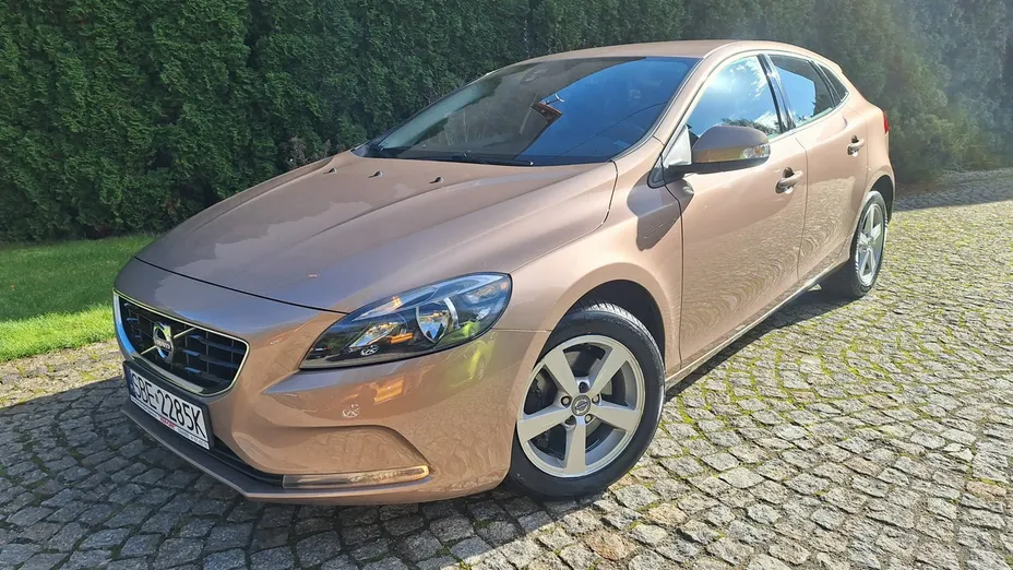 VOLVO V40 -