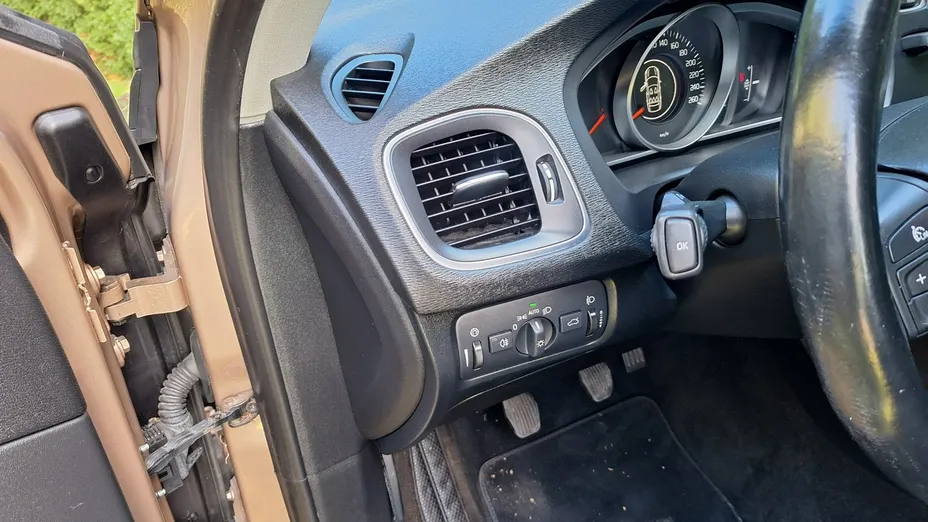 VOLVO V40 -