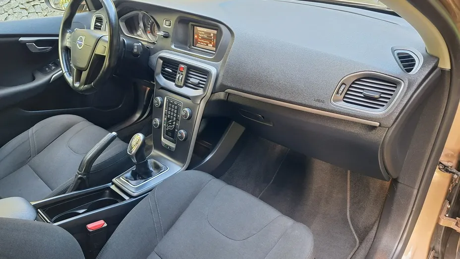 VOLVO V40 -
