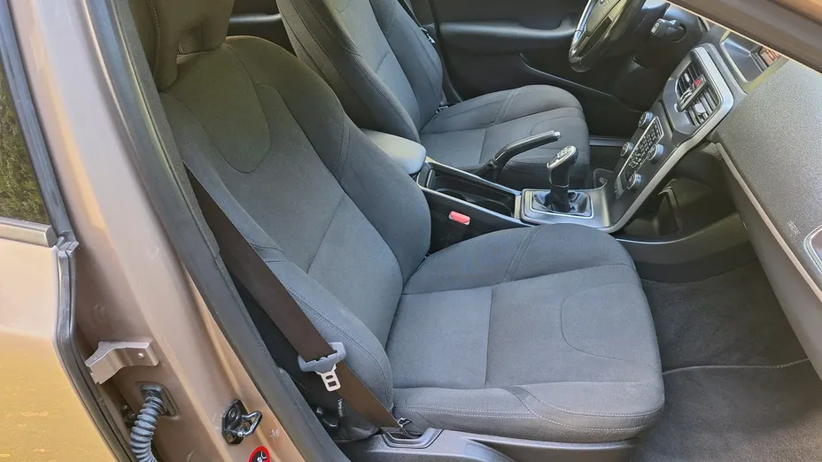 VOLVO V40 -
