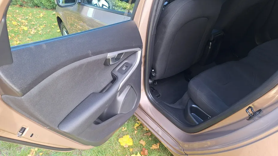 VOLVO V40 -
